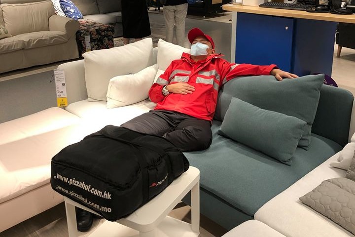 【外賣優惠】Pizza Hut薄餅外賣員被偷拍蛇王相  IKEA回應：舒服到唔想開工呢？