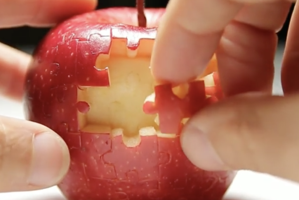 【抗疫活動】水果雕刻家將蘋果切成立體拼圖　再完整拼回原狀超厲害！