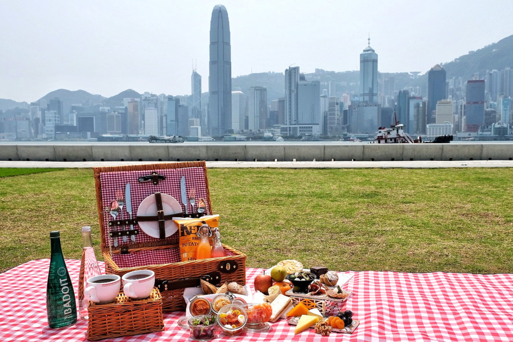 【懶人野餐】香港麗思卡爾頓酒店推出經典野餐籃外賣　免費直送到西九苗圃公園／專人佈置及收拾餐具／另有私人管家服務