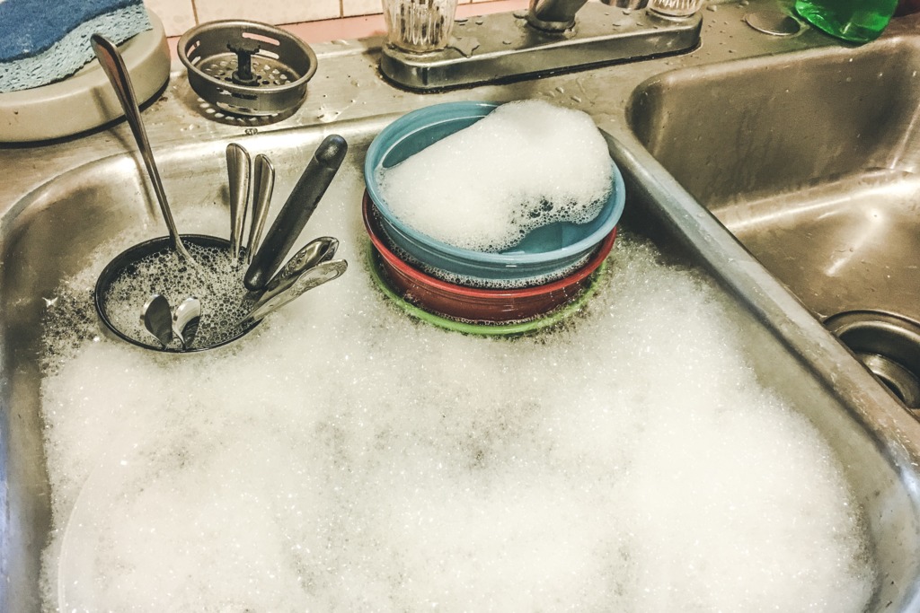 【洗碗】食完飯碗碟餐具浸水唔即洗細菌量急增48萬倍！教你5步正確洗碗方法免成細菌溫床點