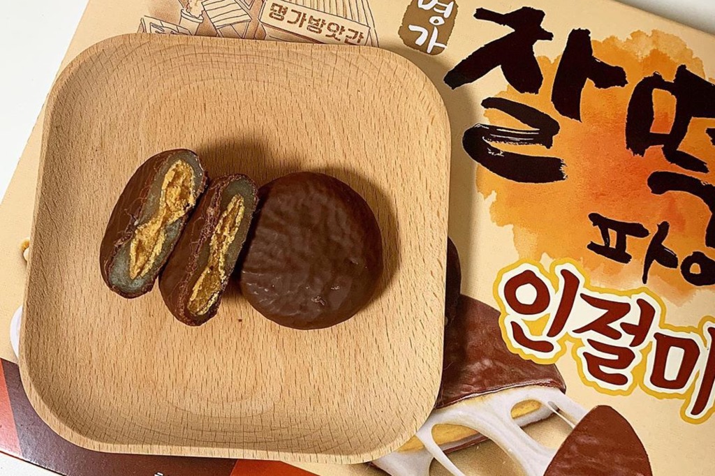 【韓國手信】韓國人氣零食「朱古力脆皮麻糬批」推新口味　加入香濃黃豆粉層次更豐富！