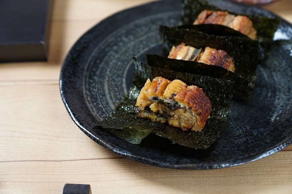 【日本松屋】日本平價牛肉飯店「松屋」聯乘壽司店　推出超足料鰻魚漢堡！