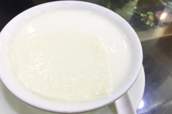 【奶皮】熱牛奶表面奶皮是營養精華？　原來與2大成分有關！（附防止形成奶皮方法）