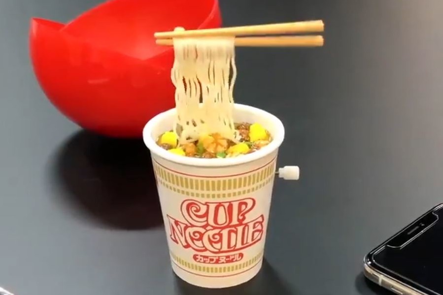 【日本扭蛋】日本日清疑推出合味道杯麵扭蛋　筷子不停自動夾起麵條超有趣！