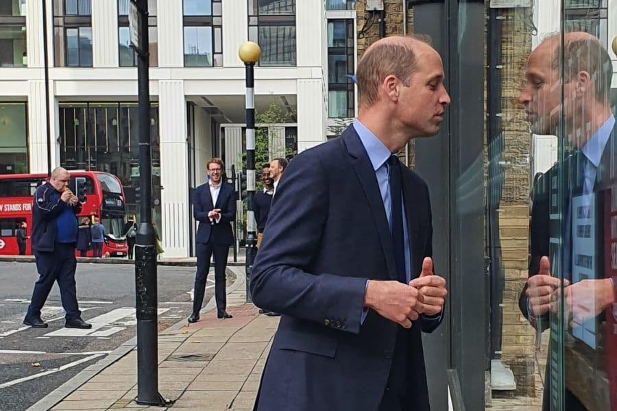 【KFC】英國街頭捕獲皇室成員！威廉王子站在KFC門口注視炸雞