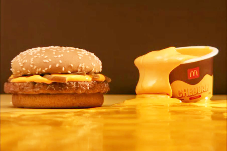 【麥當勞美食】外國麥當勞單售100g超濃郁車打芝士醬　沾滿整個漢堡包食一流！