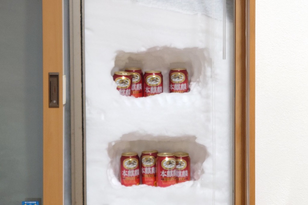 寒流吹襲日本令部份居民窗外堆滿積雪　網民苦中作樂將積雪製成天然冰箱！