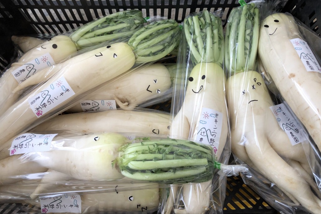 日本農夫為減少食物浪費發揮創意　將奇怪蔬果配可愛表情造型包裝　