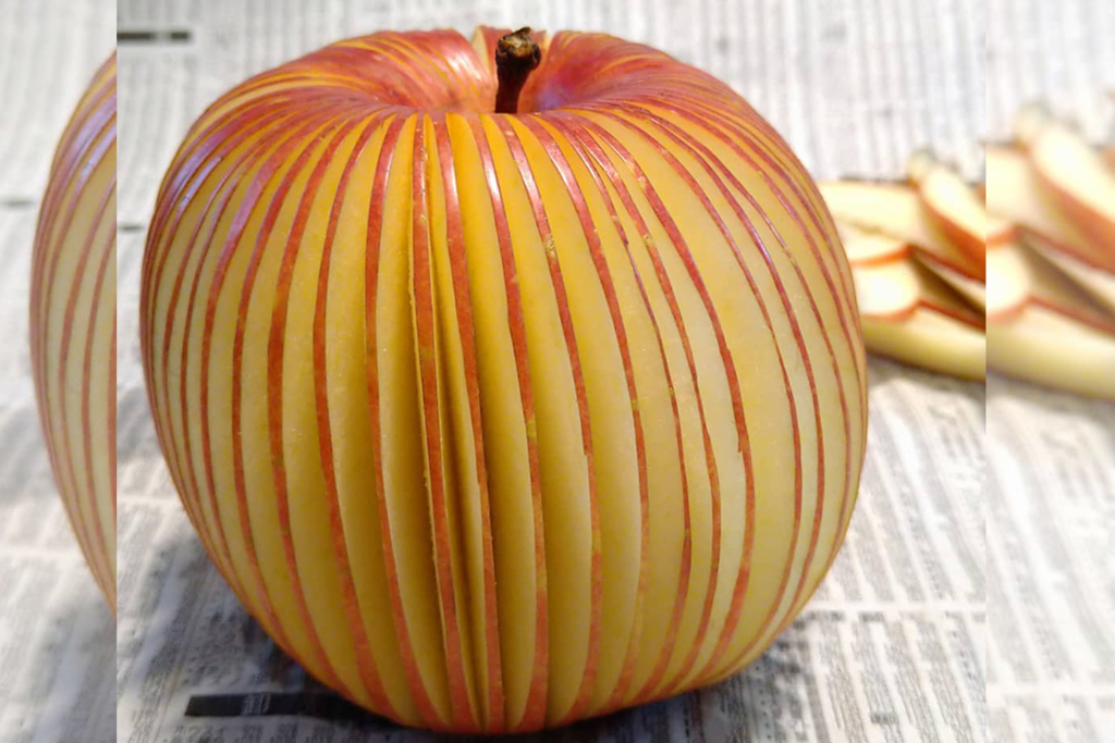 日本水果雕刻家巧手刀工將蔬果變藝術品！　鬼斧神工將蘋果／士多啤梨雕花！