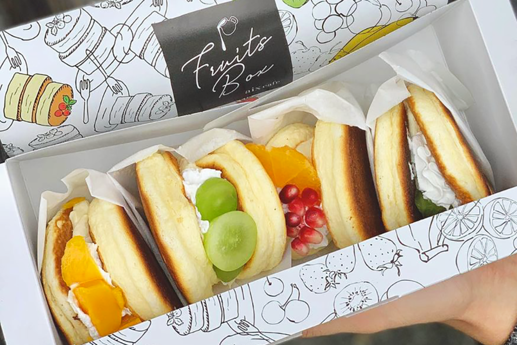 【日本美食2021】日本Cafe水果梳乎厘班戟漢堡盒　香印提子／士多啤梨／芒果餡