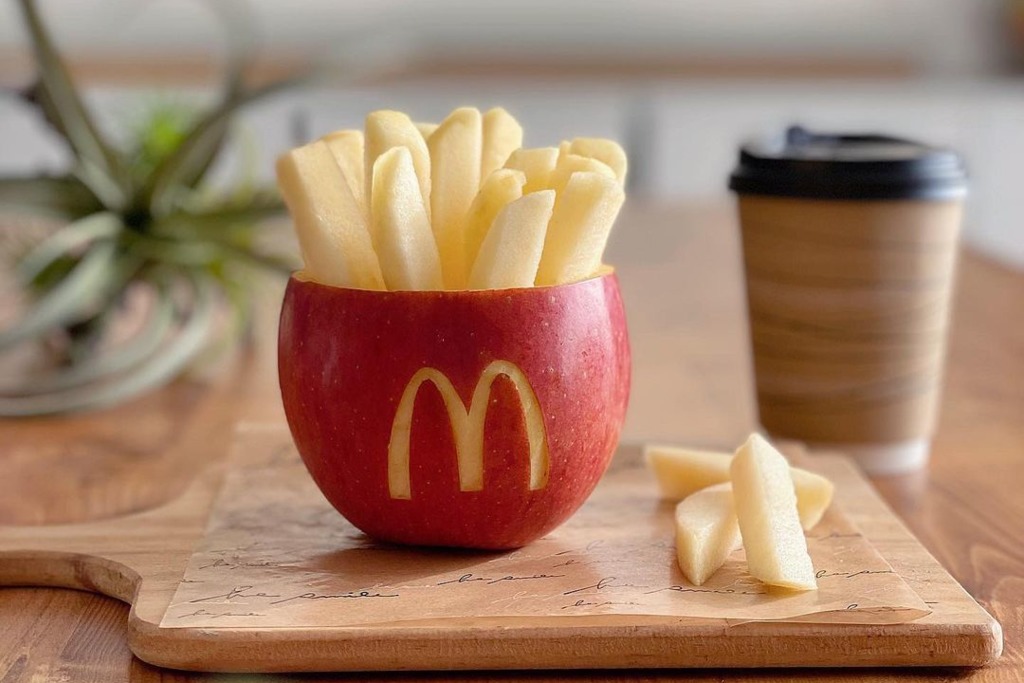 【麥當勞美食】日本達人將蘋果雕刻成麥當勞薯條   造型超逼真／減肥人士必備！