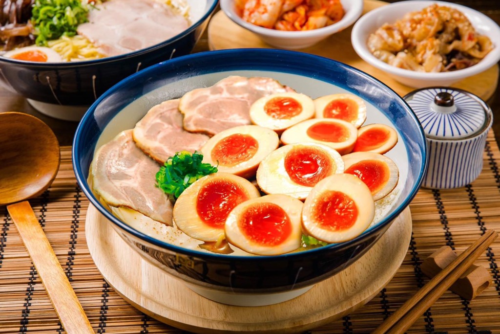【台灣美食】台灣日式拉麵店推「狂暴膽固醇拉麵」   豚骨湯拉麵配上10個切半溏心蛋！
