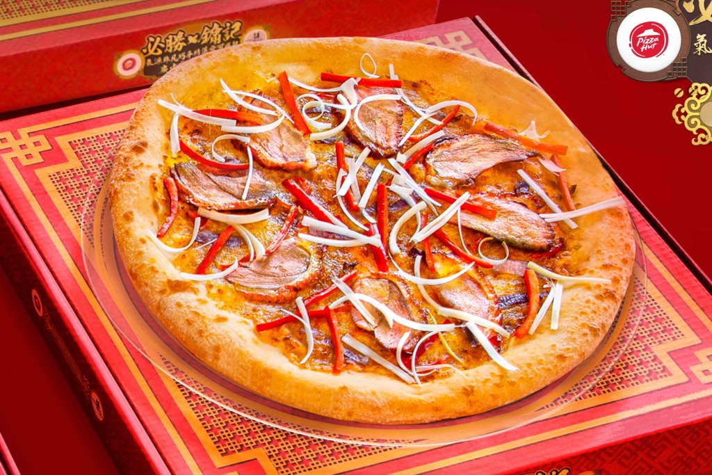 Pizza Hut首度聯乘鏞記推出全新燒鵝Pizza！外賣自取送限量華麗轉盤薄餅盒