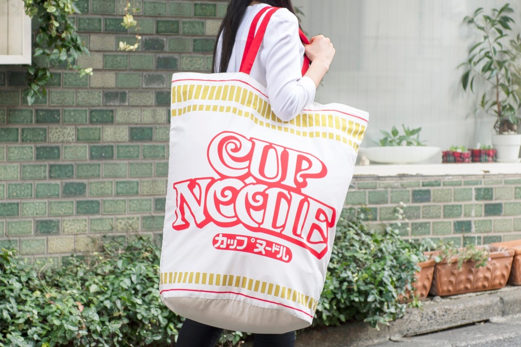 【日本合味道】日本日清擬推出合味道周邊產品？　超巨大杯麵造型環保袋／收納袋