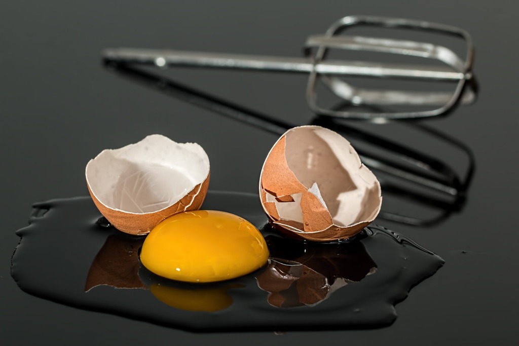 【蛋液清潔】雞蛋打破落地難徹底清潔  日本達人教用1招完美清潔蛋液