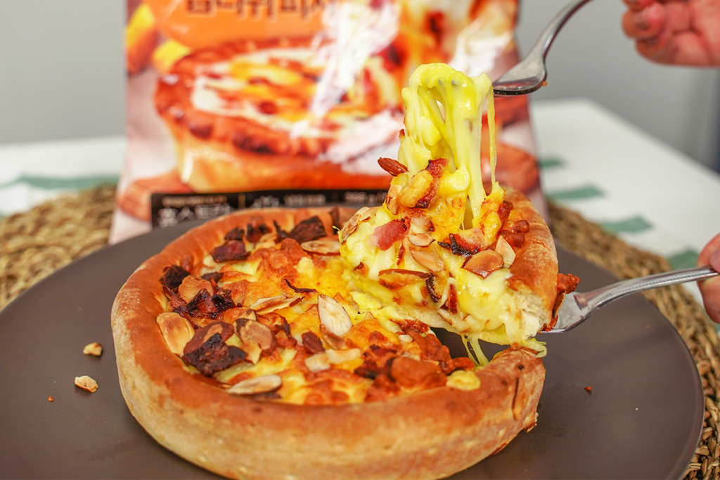 【急凍pizza】超市都買到！試食韓國直送急凍熔岩芝士芝加哥Pizza   原味辣肉腸／雞肉蕃薯口味