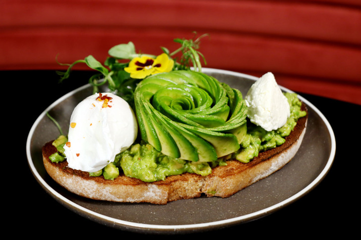 自製牛油果醬 酸種多士配水波蛋