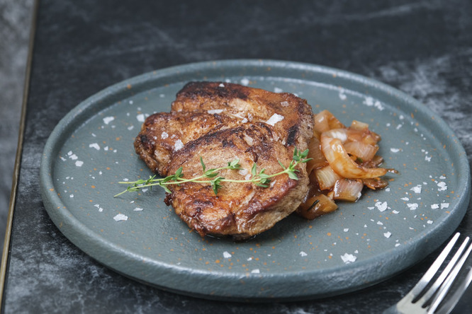 香煎厚切豬伴砵酒洋葱