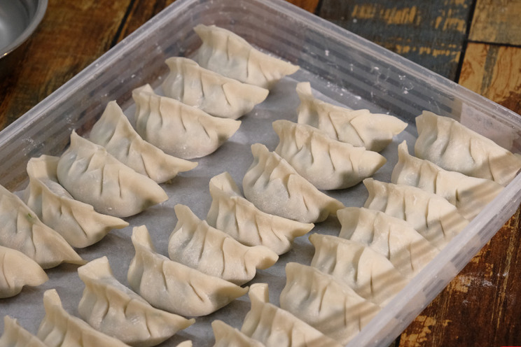 人氣餃子店老闆娘 傳授簡易包靚餃秘訣