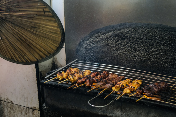 太安樓馳名 炭火沙嗲串燒