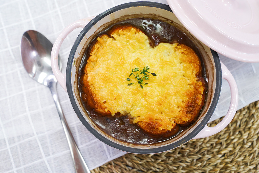 【西式食譜】簡單法式洋蔥湯配芝士法包　平凡食材做出法國高級餐廳味道