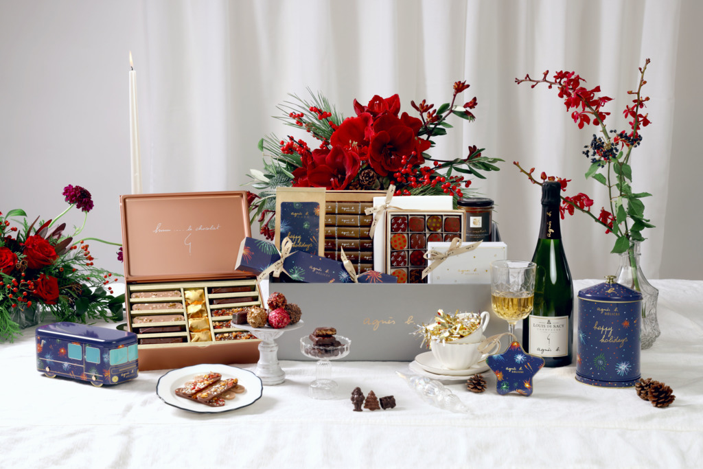 agnès b. CAFÉ&  FLEURISTE推出全新巴黎聖誕系列　法式朱古⼒禮盒／薑餅人曲奇／開心果雪芳蛋糕／聖誕樹蛋糕