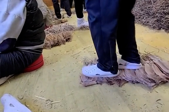 韓國黑心魷魚乾骸人製作過程曝光 員工用鞋狂踩魷魚乾全因一原因