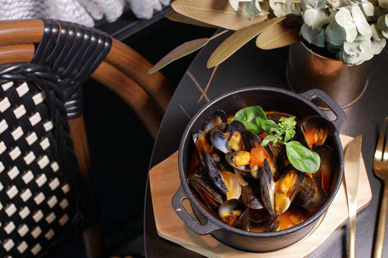 K11 Musea 新開  巴黎「路邊」咖啡廳 / 歎法國藍青口鍋