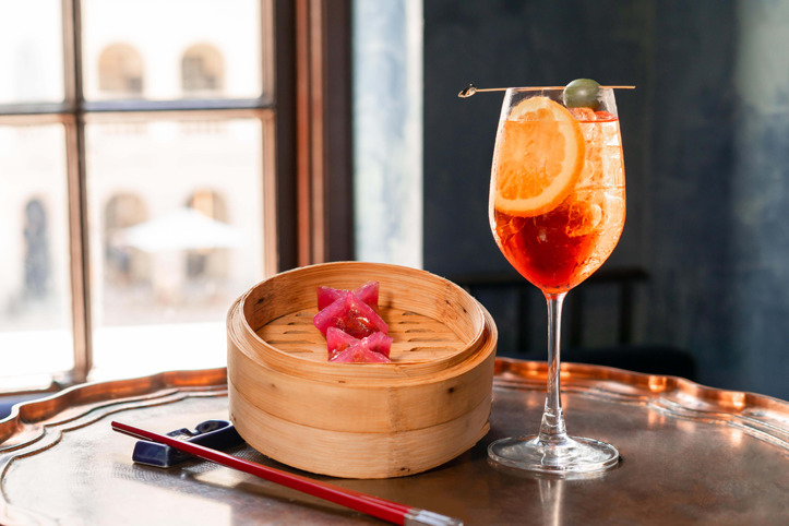 ANSON LO《Burn Out》MV 場景  英倫酒吧 x 手工中菜