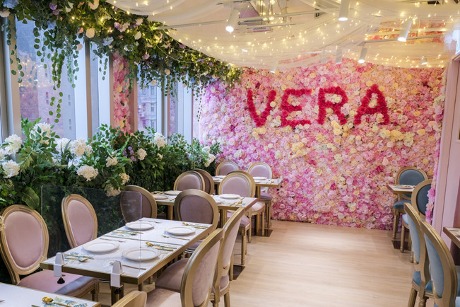 6,000 朵玫瑰花系餐廳  包場自訂人名花牆 / 求婚生日必 Check！