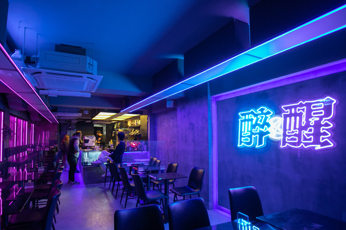 樂隊 KOLOR 深水埗開「朝啡夕酒」小店 闇黑 Night Mode 超有型 / 必飲透明雞尾酒