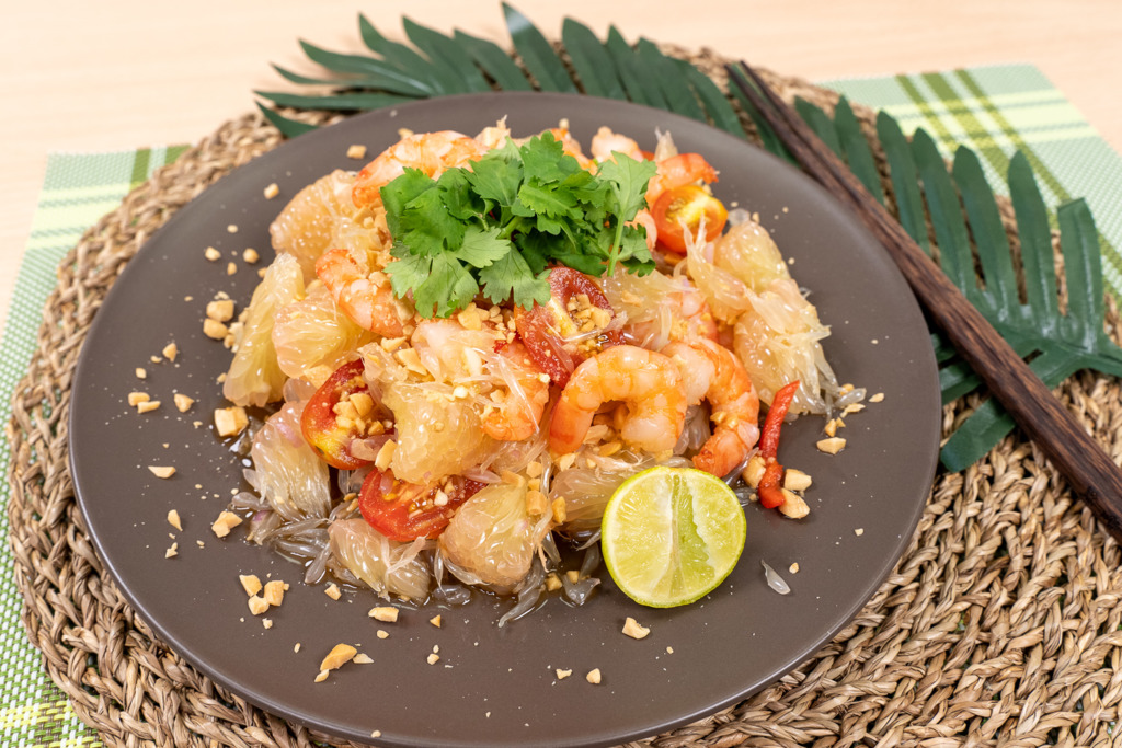 泰式食譜｜泰式柚子大蝦沙律食譜　零失敗泰式甜酸沙律汁！夏日清新開胃低卡料理