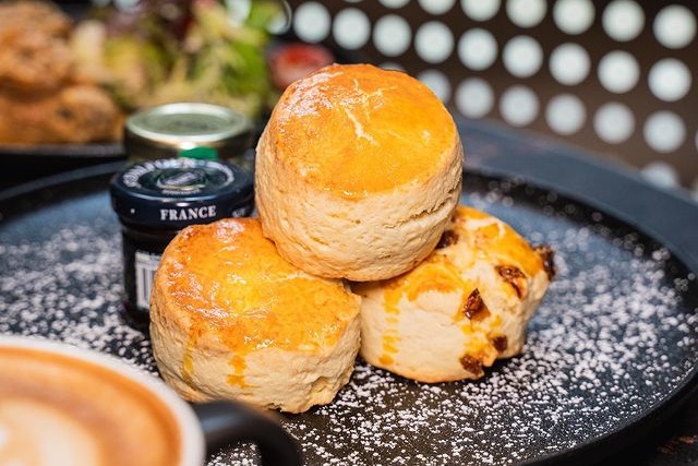 尖沙咀美食｜尖沙咀神秘型格銀黑色餐廳 冬蔭公奶油大蝦意粉／冬陰公烤粟米／花生醬鹹蛋黃雞翼／英式鬆餅Scone！