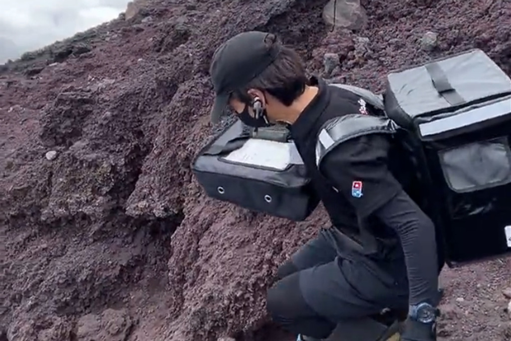 登山客富士山上叫Pizza外賣 外送員來回花近6小時配送　網民發現真實身份！