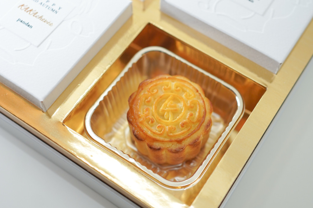藝人湯怡創立的甜點店《KAKAchevée》推出手工曲奇月餅禮盒   流心迷你奶黃曲奇月餅／迷你班蘭曲奇月餅／流心抹茶紅豆曲奇月餅／菠蘿慕絲蛋白蛋糕／巴斯克焦香芝士蛋糕／雙重芝士丹麥吐司