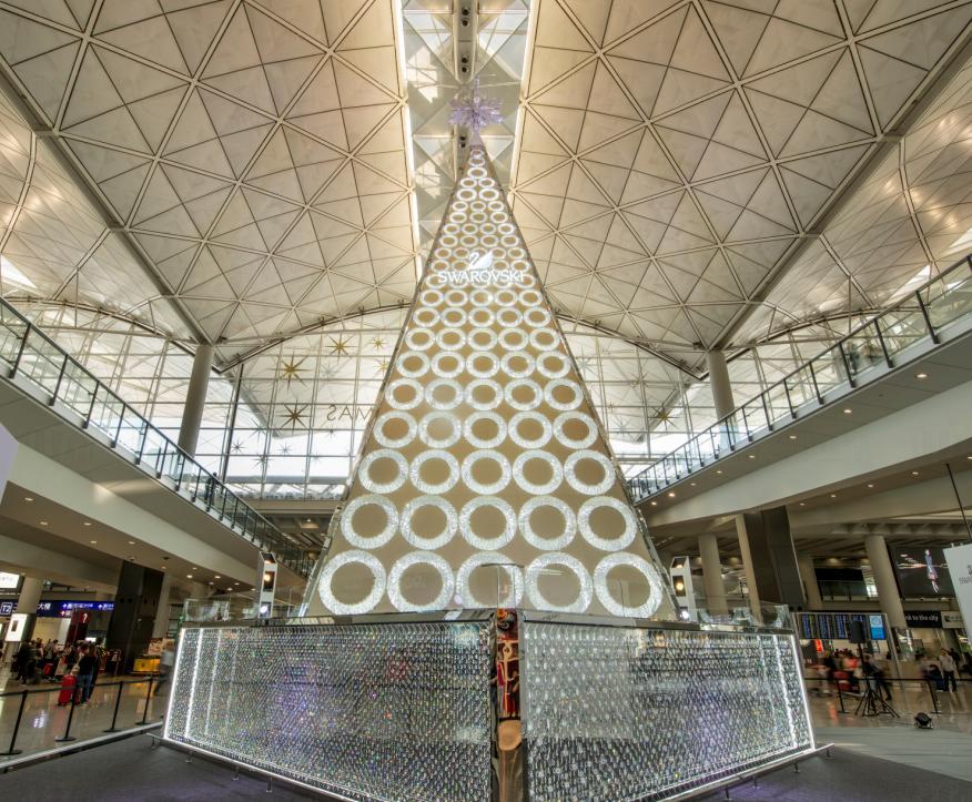 16米Swarovski聖誕樹 閃爍香港國際機場