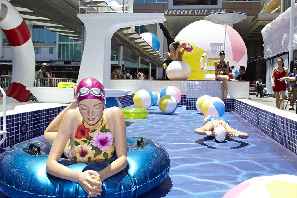 香港首個超寫實雕塑展 海港城變身「戶外泳池」