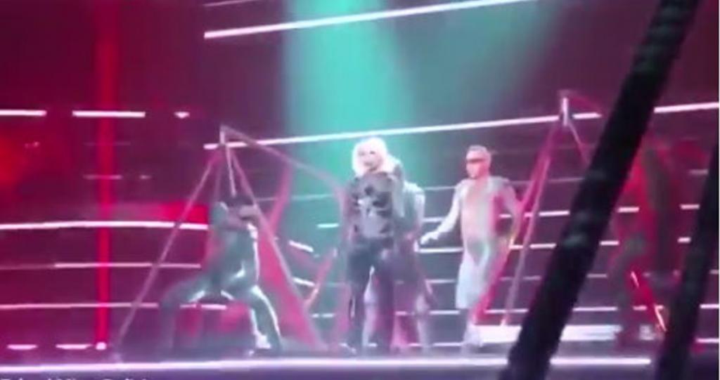 演唱會途中拉鍊突掉下　Britney Spears 衣服「炸開」繼續唱
