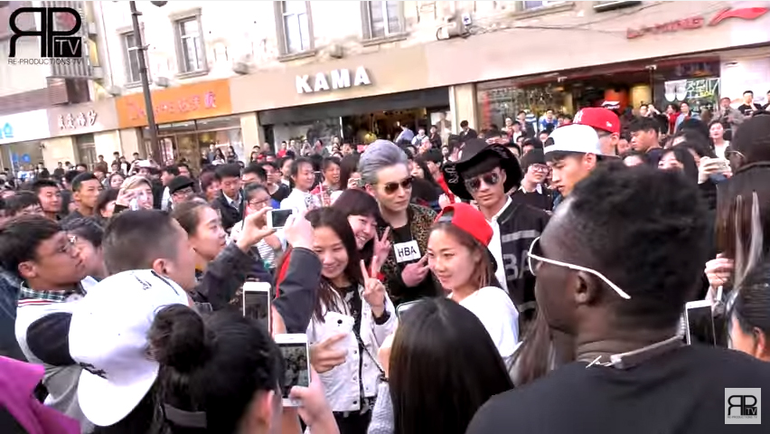 假韓星內地街頭出巡　盲目粉絲追星直呼：「就是BIGBANG！」