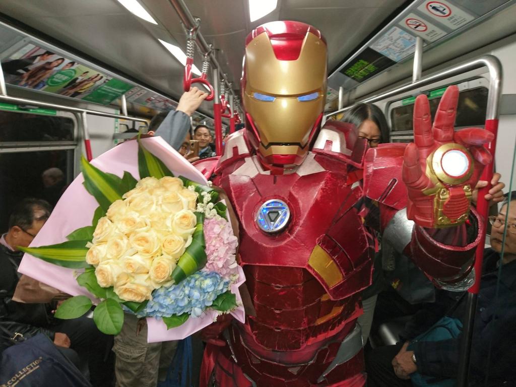 情人節Iron Man地鐵送花！男女主角身份惹質疑