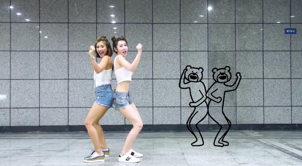 拉閨蜜一齊跳！台灣美女捷運地下街瘋狂跳熊頭人身貼圖舞