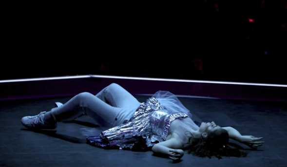 Lorde感冒拒絕咪咀唱歌　靠一招演出成功獲網民大讚！