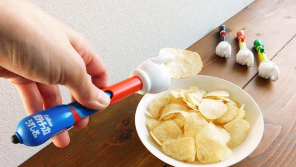 日本卡樂B新推出升級版懶人薯片神器　食住薯片玩手機都唔怕整污糟手！