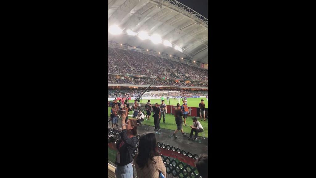 香港大球場上演曼城對傑志比賽！球迷第21分鐘大合唱《孤星淚》名曲