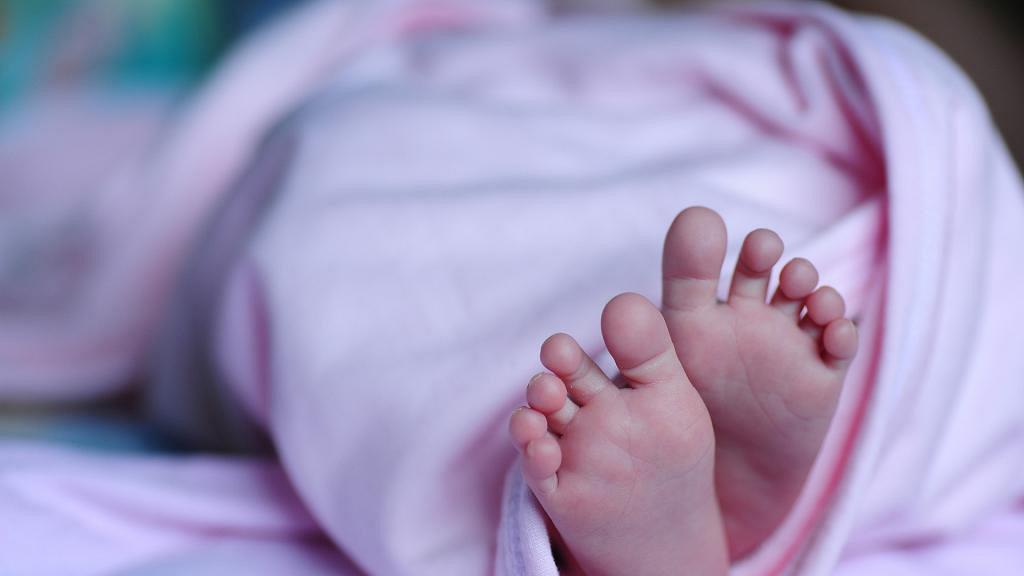 孕婦忍劇痛24小時努力誕下嬰兒　BB活5分鐘後離世只留下小腳印