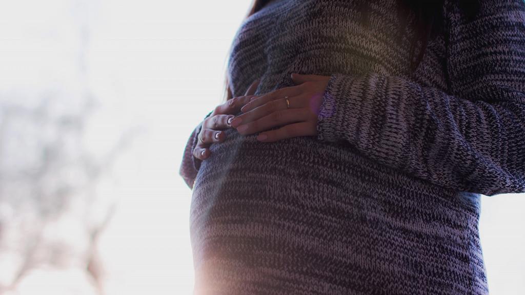 24歲港女意外懷孕無錢墮胎 男友拒負責任勸拎綜援排公屋：生完交畀家計會