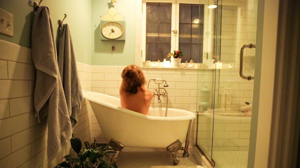 24歲女浸浴時一邊充電一邊玩iPhone 手機意外跌落浴缸致觸電身亡