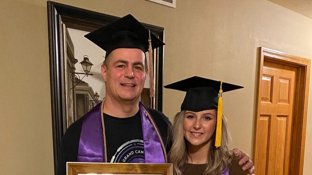 47歲爸爸偷瞞家人苦讀大學4年 GPA近爆4同23歲女兒一齊畢業超驚喜