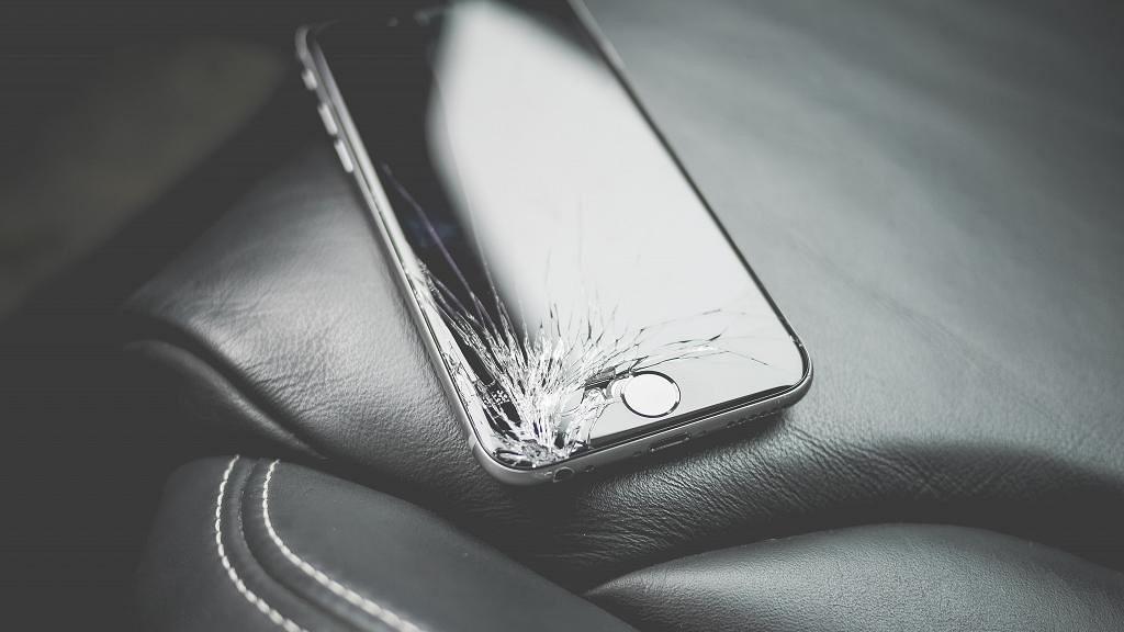 慳家女手機玻璃保護貼跌碎裂開繼續用 碎片意外插進手指骨頭變神經瘤