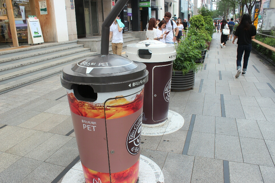 首爾 現大型咖啡杯 原來是分類回收筒！